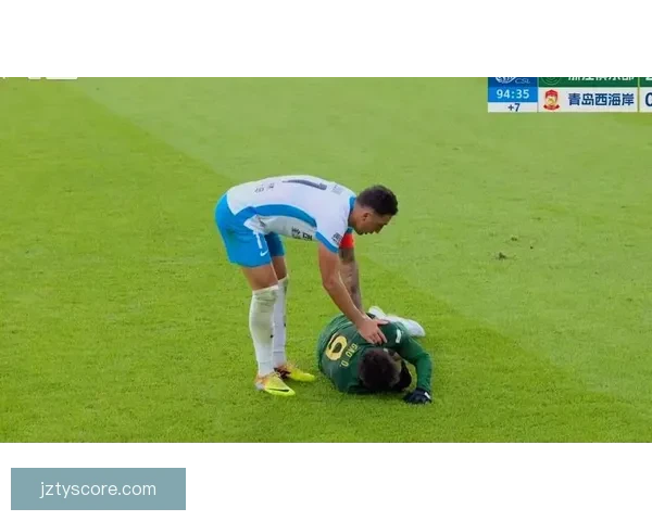 奥格斯堡球员迈克尔·格雷戈里奇体育精神感动全场主动告知裁判无犯规