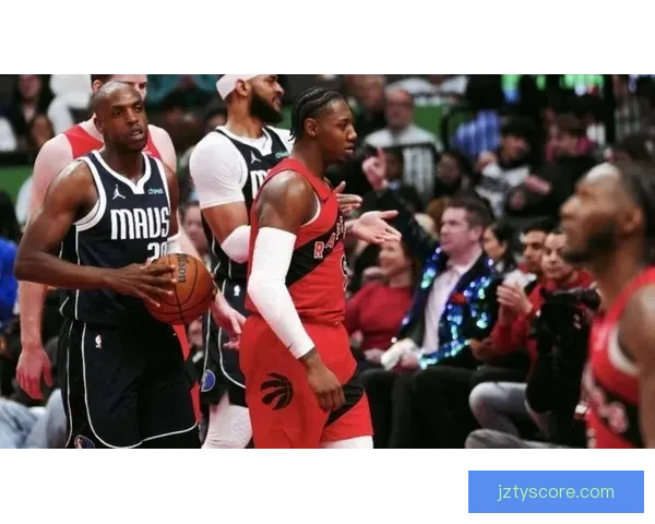 巴雷特在比赛中被队友锡安误伤肩膀 已返回更衣室接受治疗